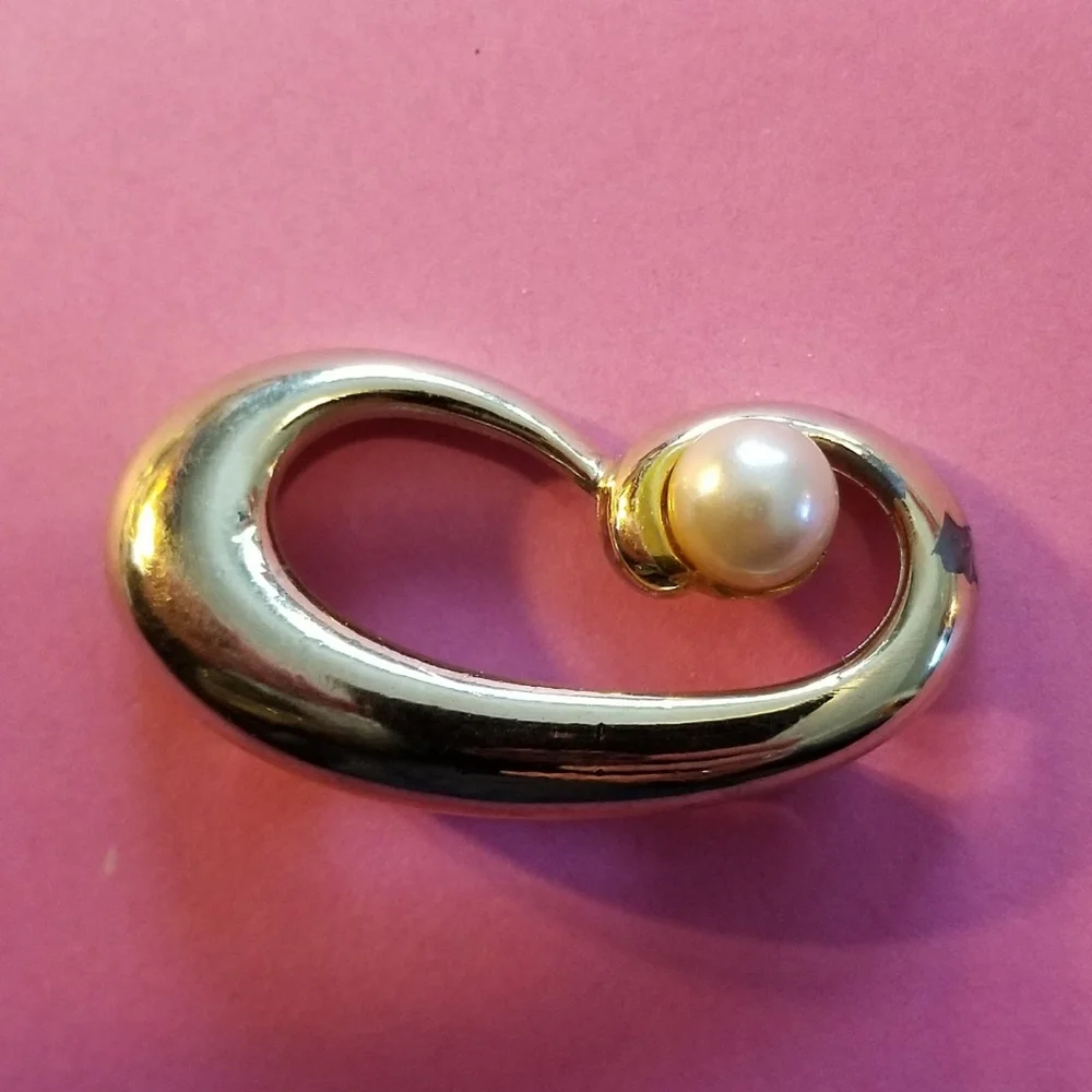 Vintage faux pearl swoop brooch